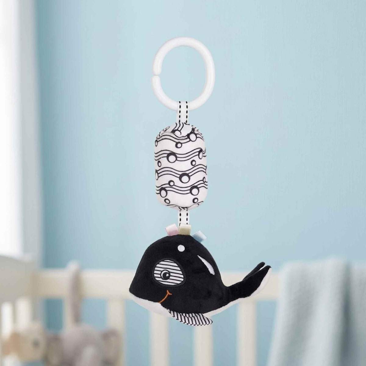 Hochet à suspendre en peluche noir et blanc