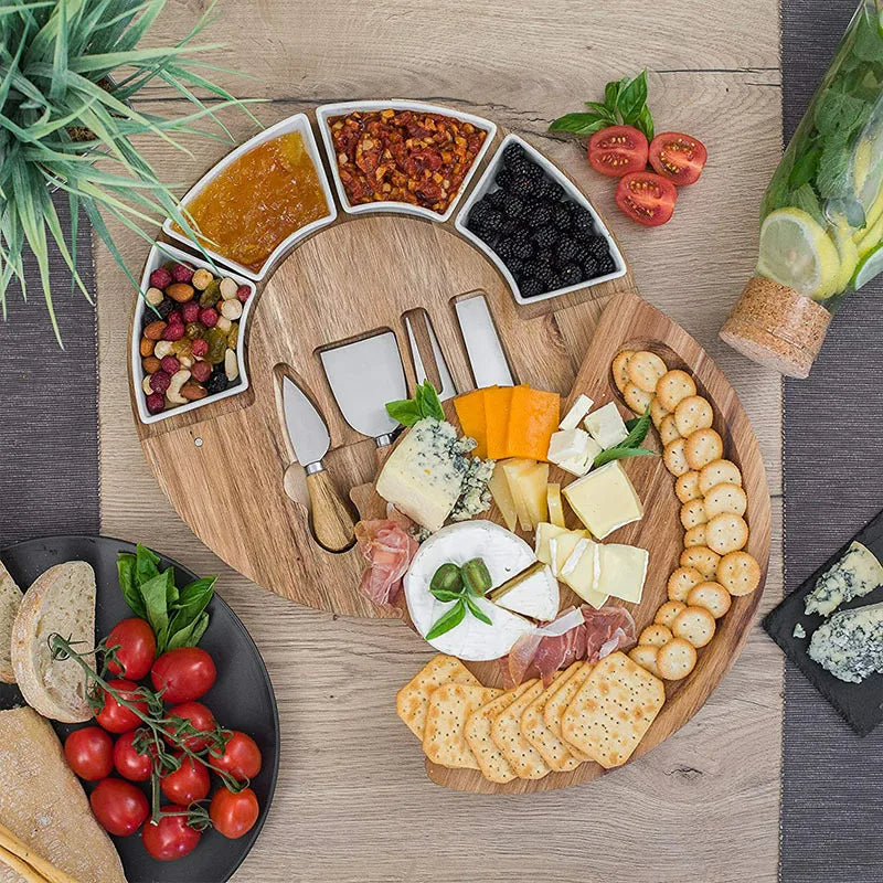 Plateau à fromages en acacia avec couteaux