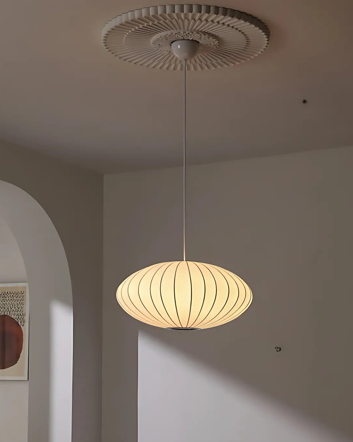 Suspension ronde à abat-jour nervuré en soie