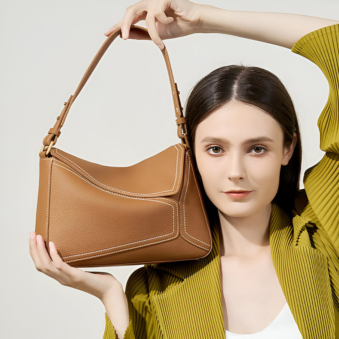 Sac épaule forme coussin en cuir, détails asymétriques