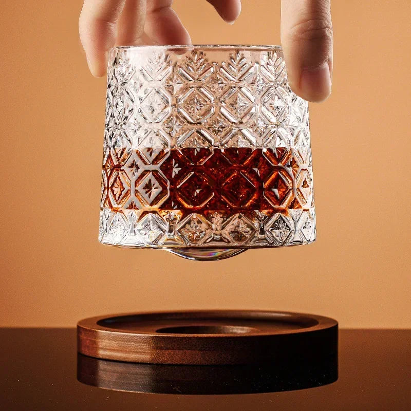 Verre à whisky en cristal taillé avec socle en bois