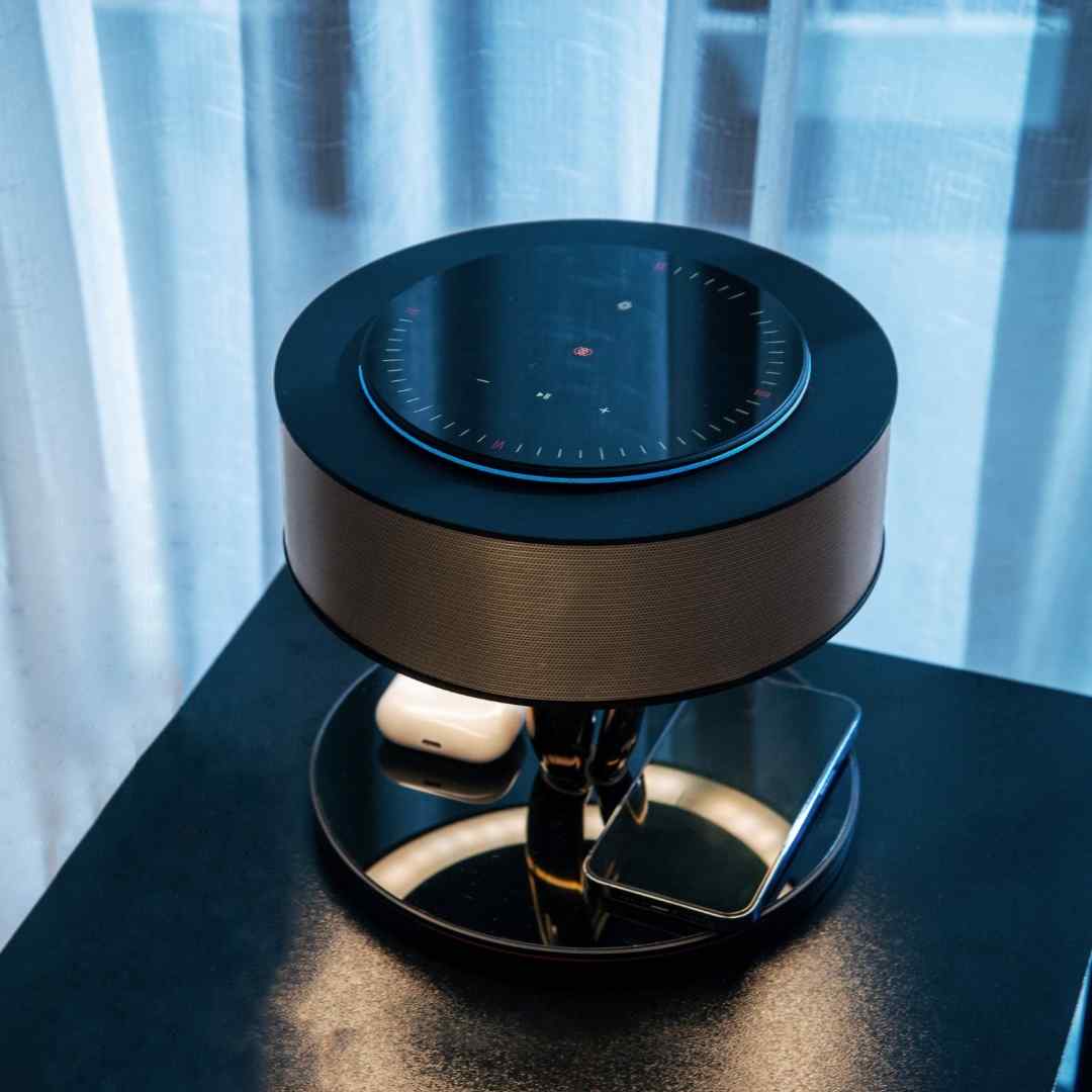 Lampe à poser avec chargeur sans fil et enceintes