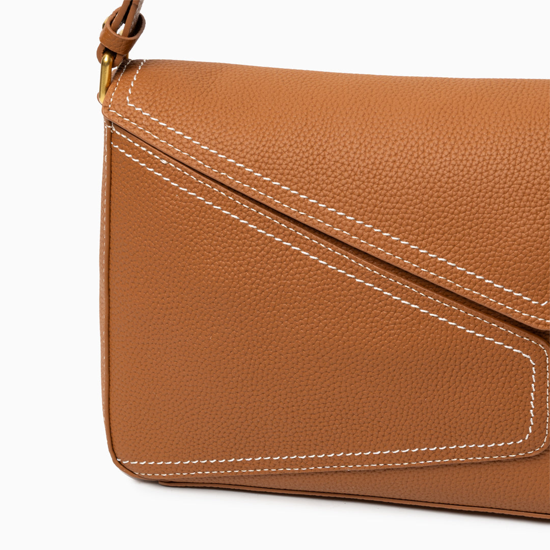 Sac épaule forme coussin en cuir, détails asymétriques