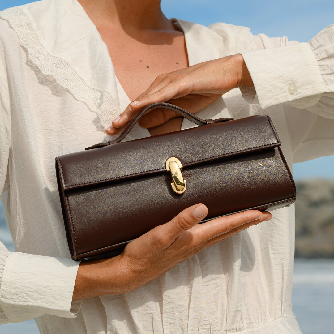 Sac à main long et fin en cuir, fermoir doré
