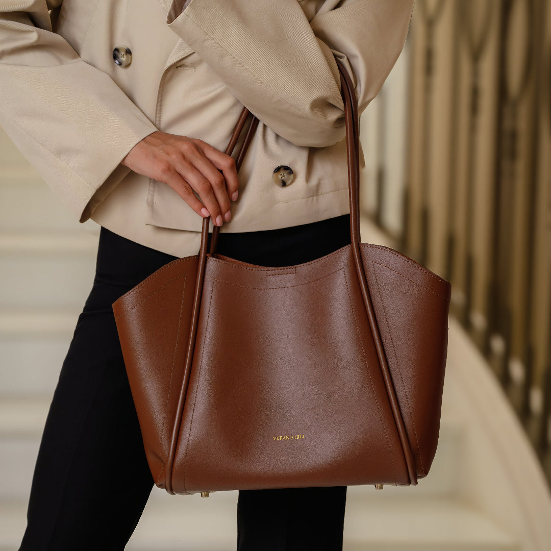 Grand sac épaule en cuir aux lignes angulaires