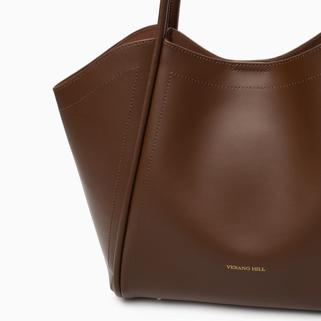 Grand sac épaule en cuir aux lignes angulaires