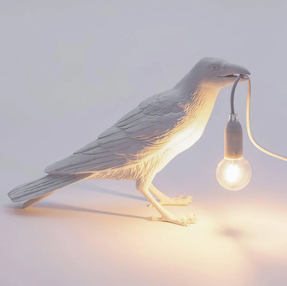 Lampe de table sculpture corbeau en résine