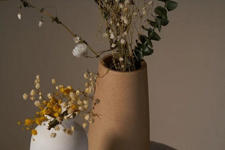 Vase Conique Moderne en Argile Mouchetée