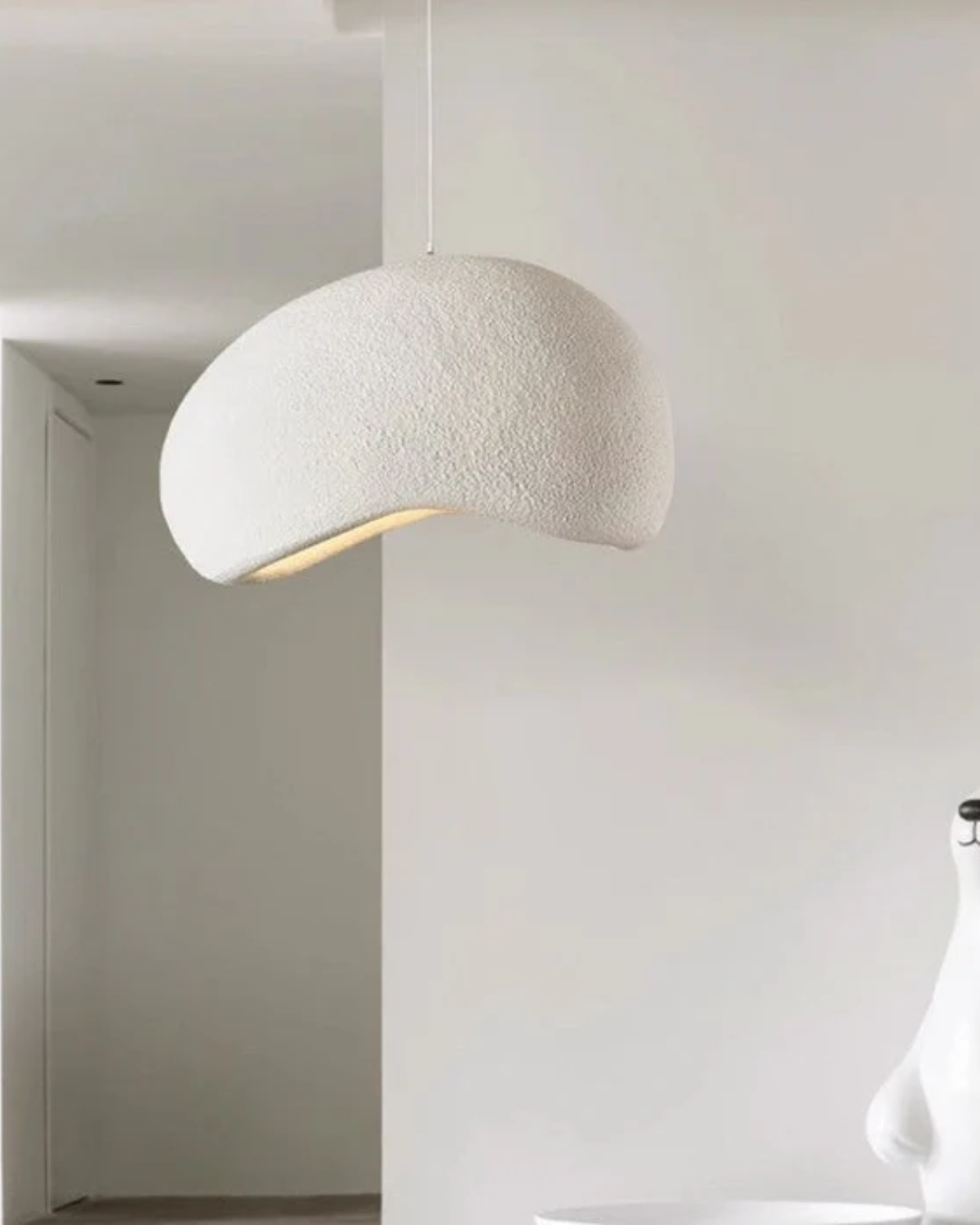 Suspension sculpturale en résine, lumière 3000K