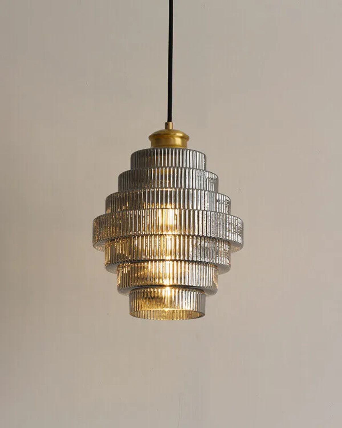 Suspension à panneaux de verre étagés, touche dorée