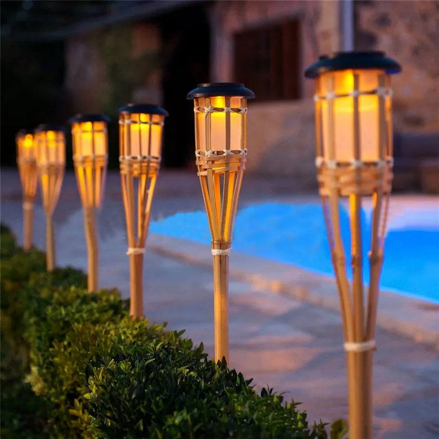 Lampe Torche Solaire Résistante aux Intempéries | Design Minimaliste pour Éclairer Vos Aventures en Plein Air 1