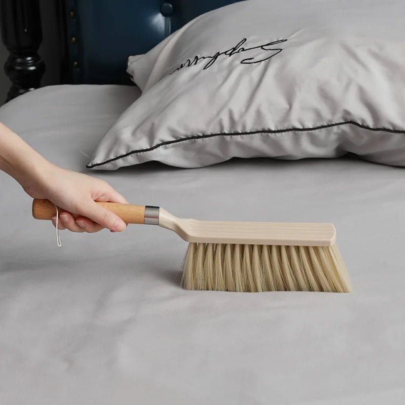 Maison Elmora | Brosse en Bois de Hêtre pour Lit avec Long Manche | Nettoyage Doux et Efficace pour Vos Surfaces Délicates 2