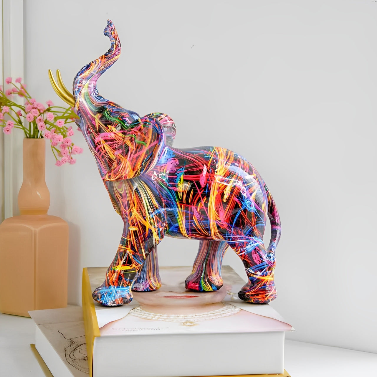 Figurine Éléphant Graffiti Abstrait avec Défenses Dorées