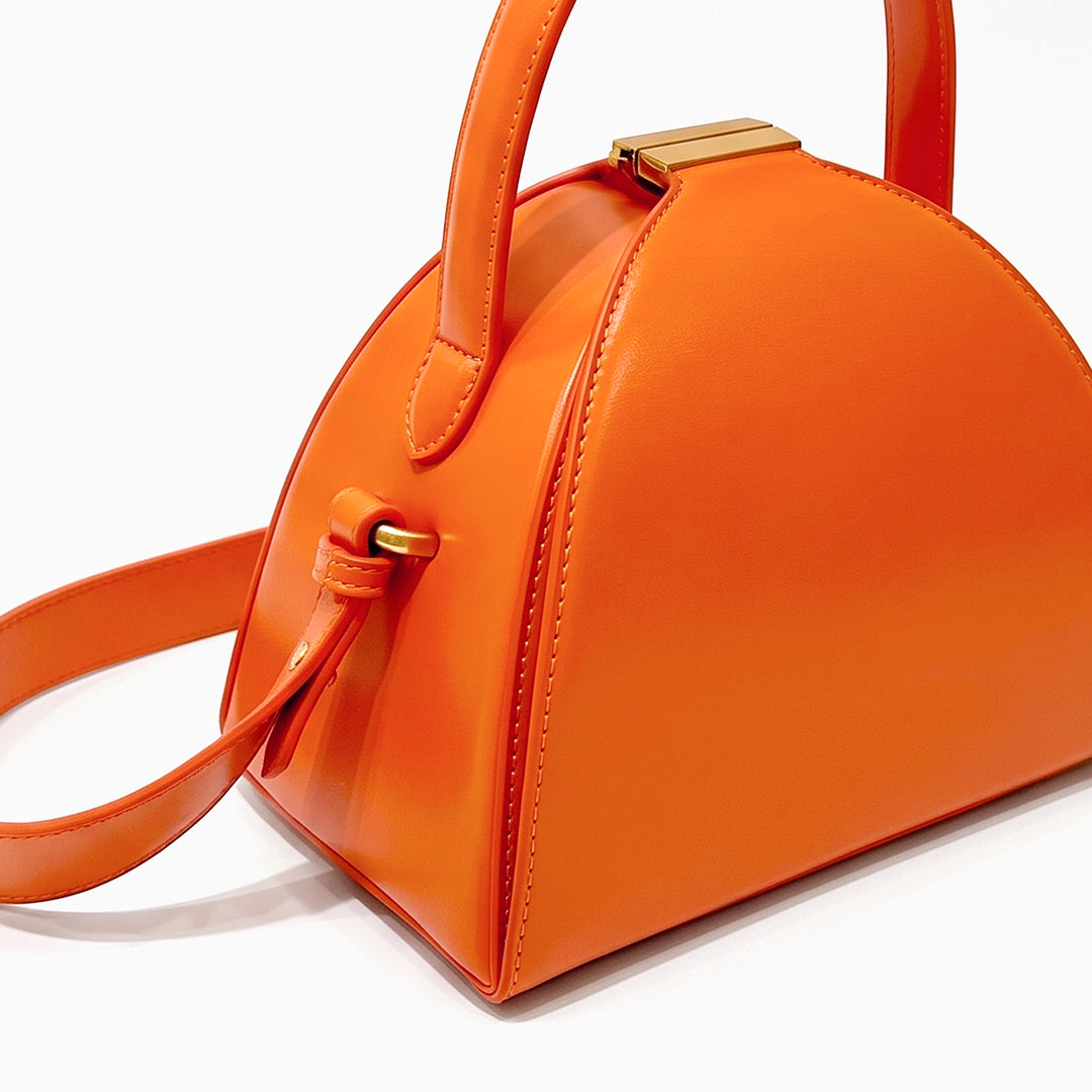 Sac à main demi-lune en similicuir, fermoir barrette dorée