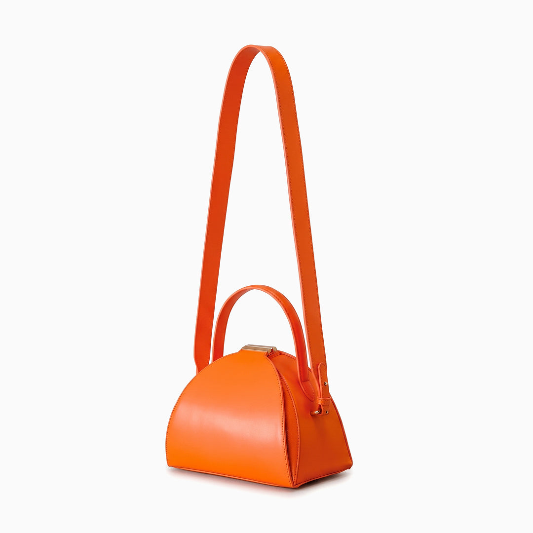 Sac à main demi-lune en similicuir, fermoir barrette dorée
