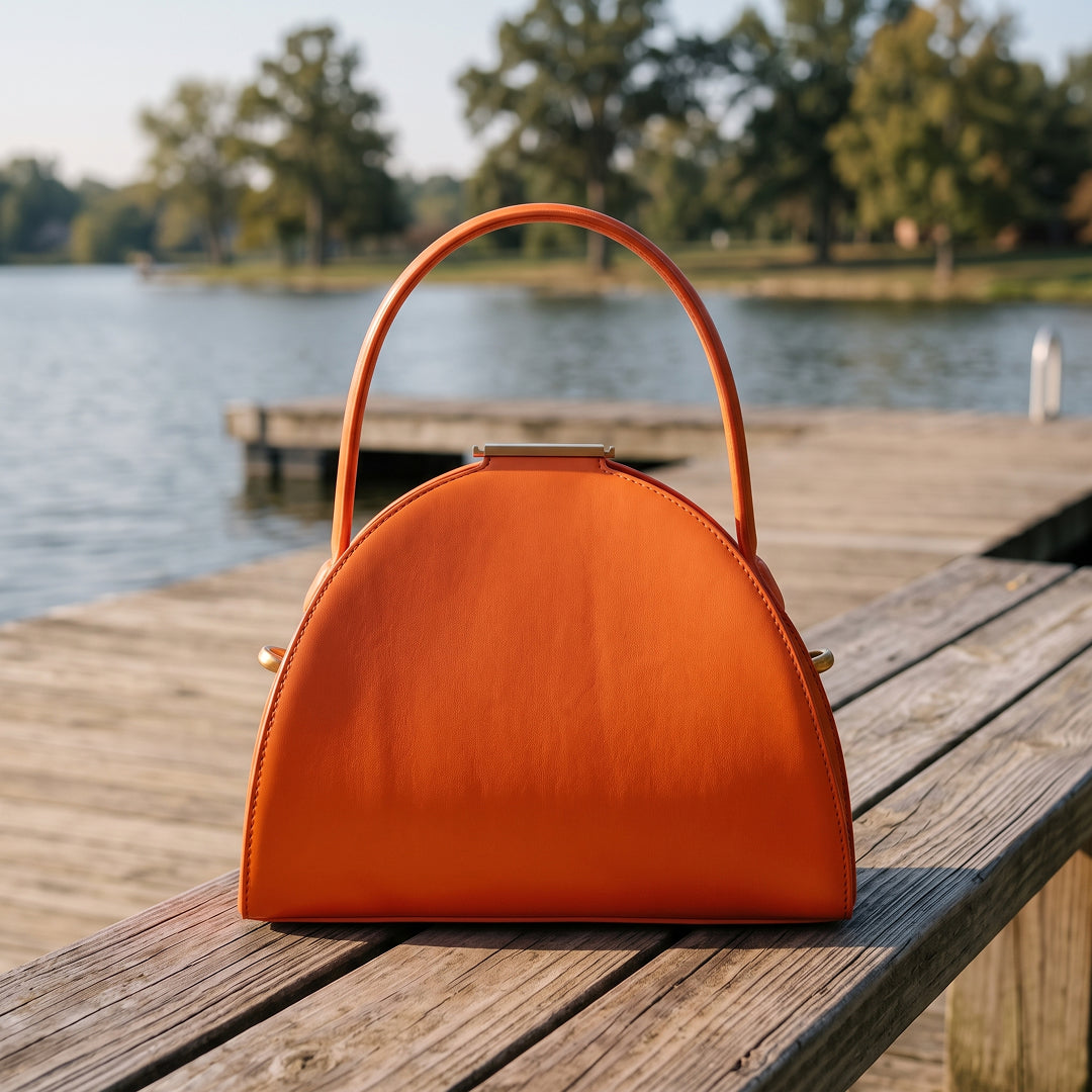 Sac à main demi-lune en similicuir, fermoir barrette dorée