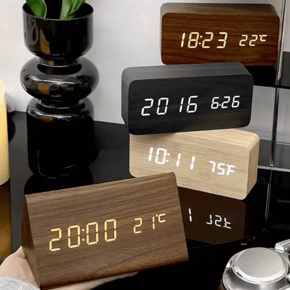 Horloge LED effet bois à commande sonore
