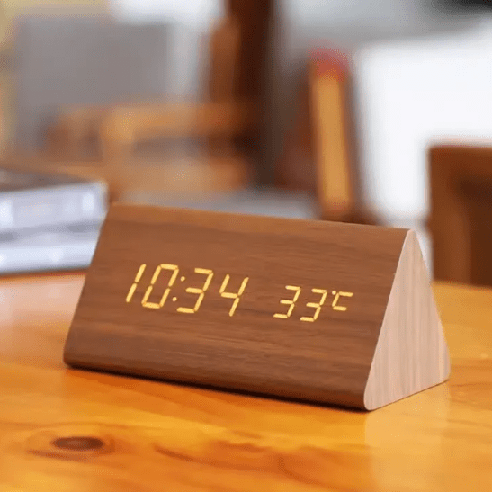 Horloge LED effet bois à commande sonore
