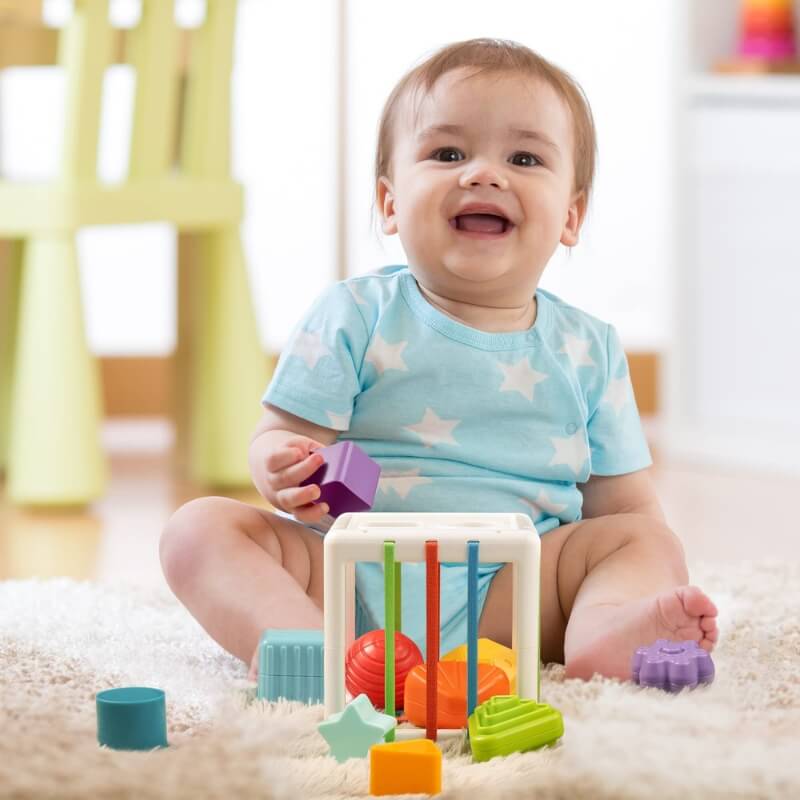 Boîte à formes à encastrer avec 6 pièces, dès 12 mois