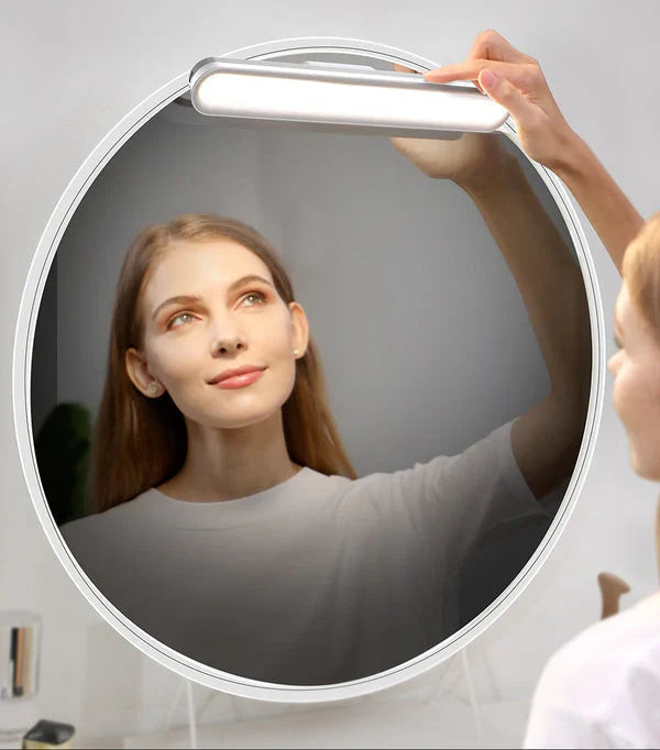 Barre LED Intuitive fixée sur un miroir pour un éclairage de maquillage précis et naturel.