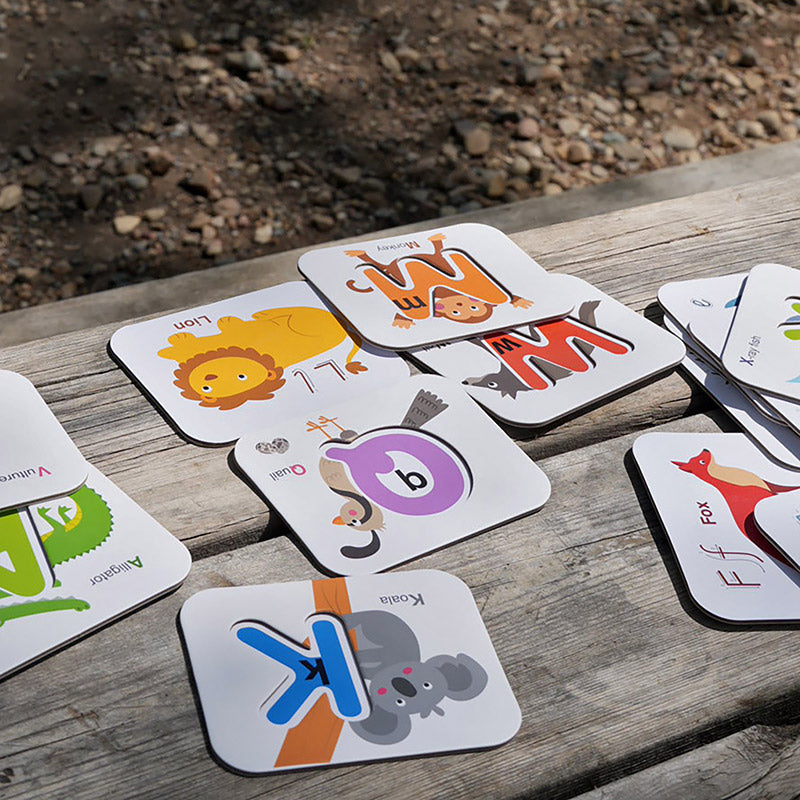 Cartes alphabet et chiffres avec lettres en bois