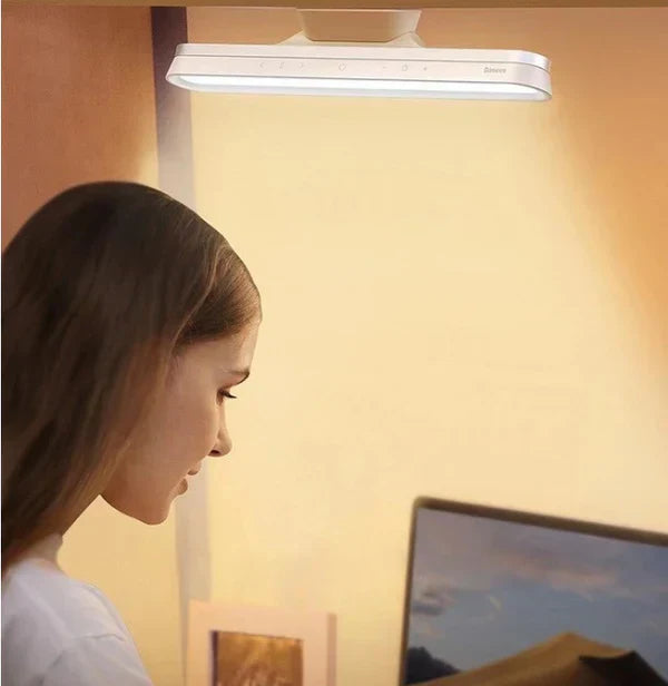 Utilisation de la lampe Intuitive comme éclairage d'appoint sans fil lors du travail sur ordinateur.