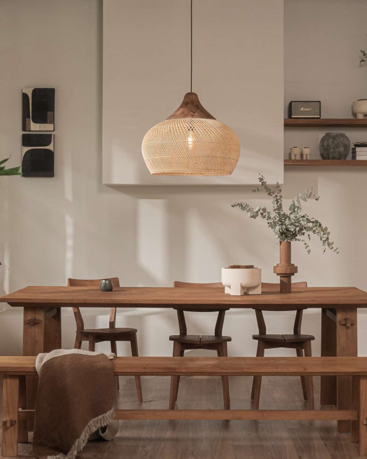 Suspension globe en rotin tressé main et bois