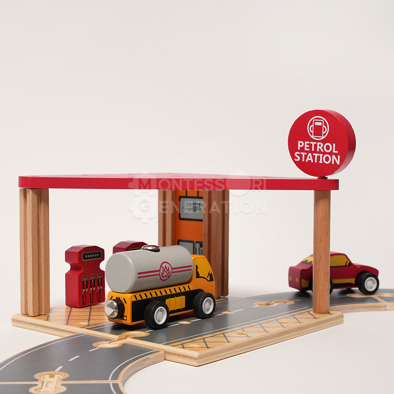 Station-service en bois, circuit et 2 véhicules, dès 3 ans