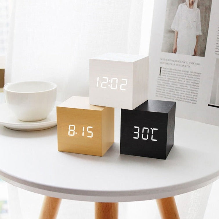 Réveil LED cube minimaliste avec température