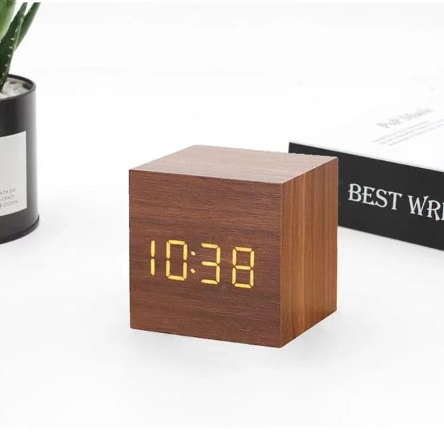 Réveil LED cube minimaliste avec température