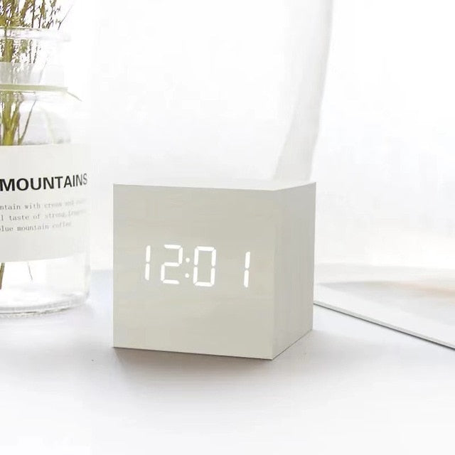 Réveil LED cube minimaliste avec température