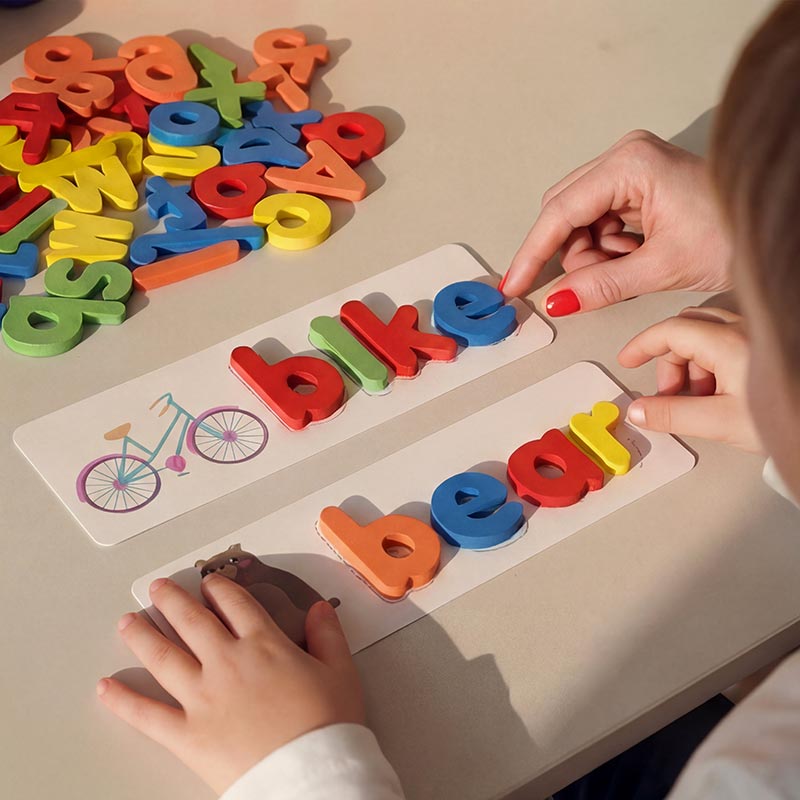 Jeu de lettres en bois avec 28 cartes images