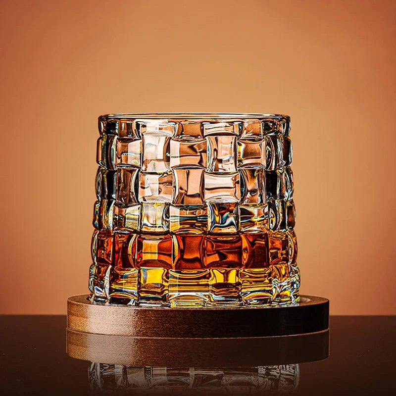 Verre à whisky en cristal taillé avec socle en bois