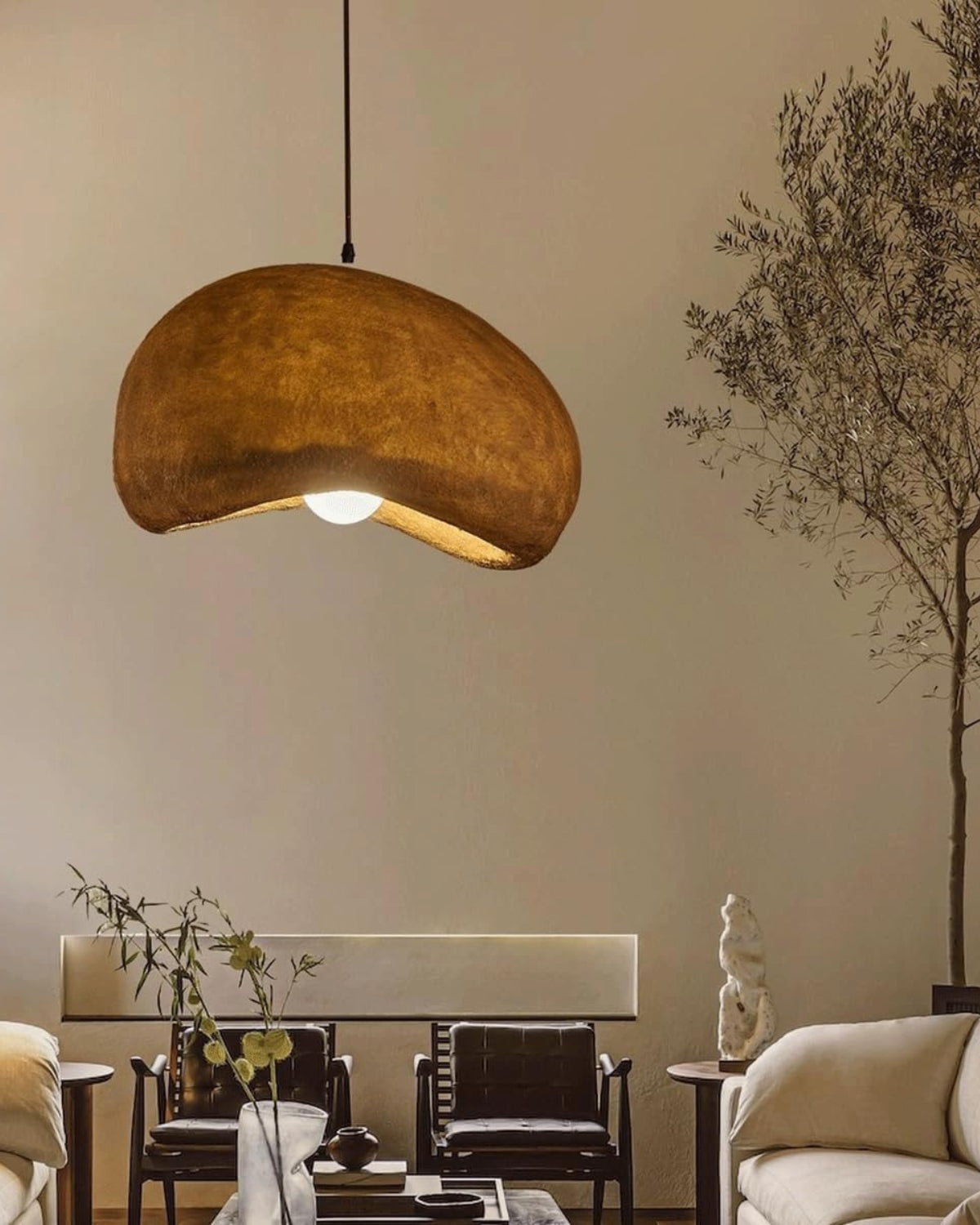 Suspension aux textures organiques, tons terreux