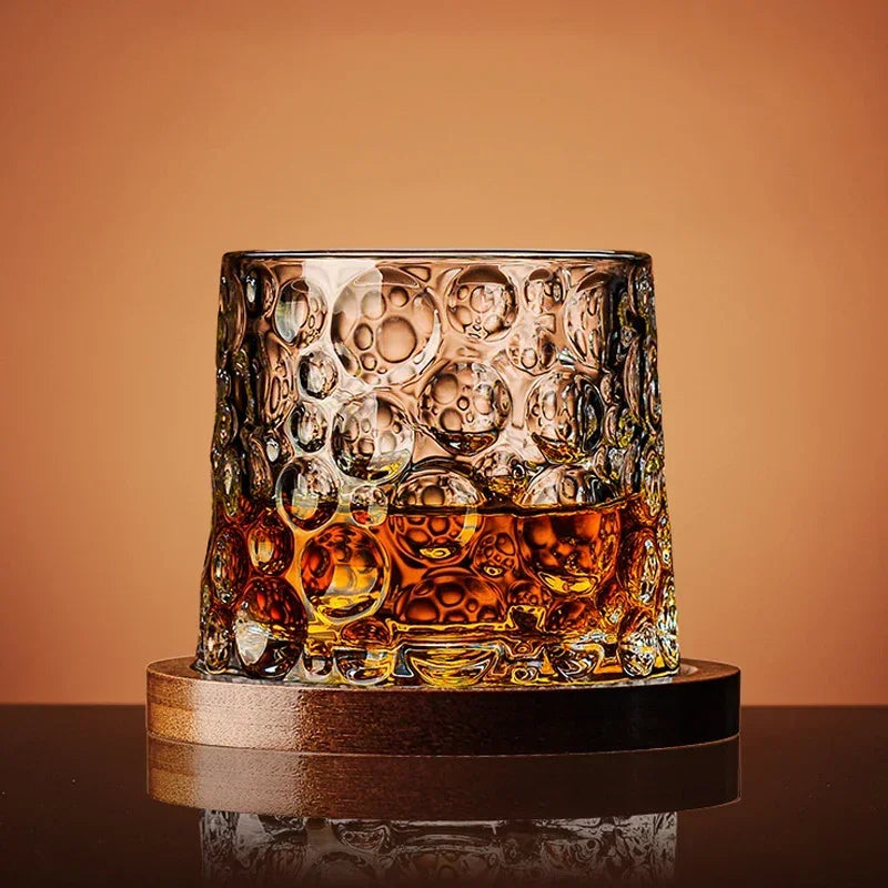 Verre à whisky en cristal taillé avec socle en bois