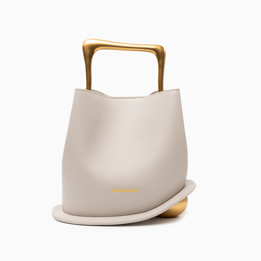 Sac à main en cuir à base arrondie, anse géométrique