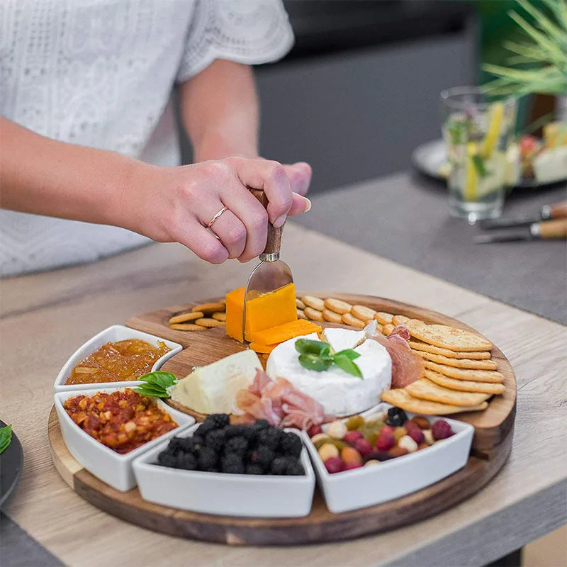 Plateau à fromages en acacia avec couteaux
