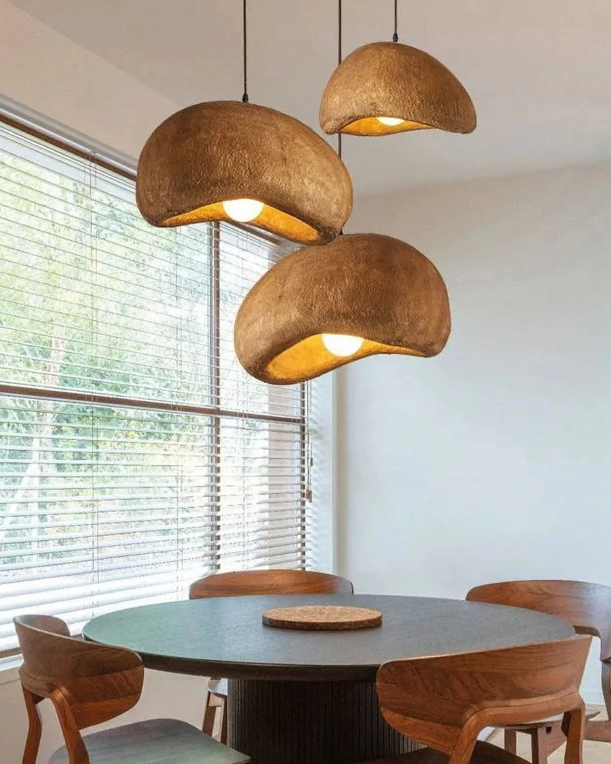 Suspension aux textures organiques, tons terreux