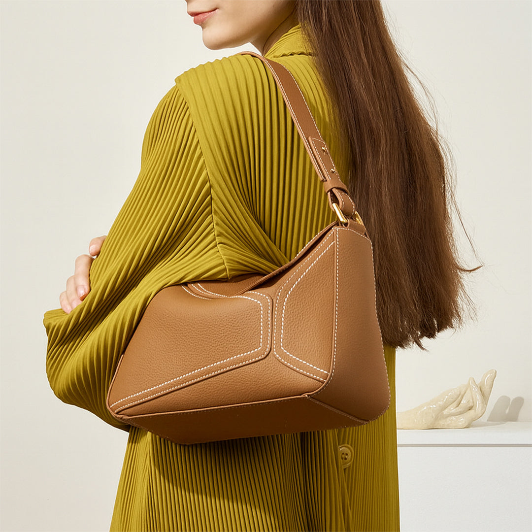 Sac épaule forme coussin en cuir, détails asymétriques