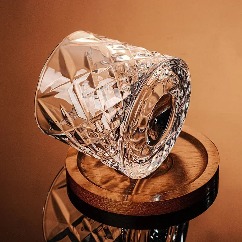 Verre à whisky en cristal taillé avec socle en bois