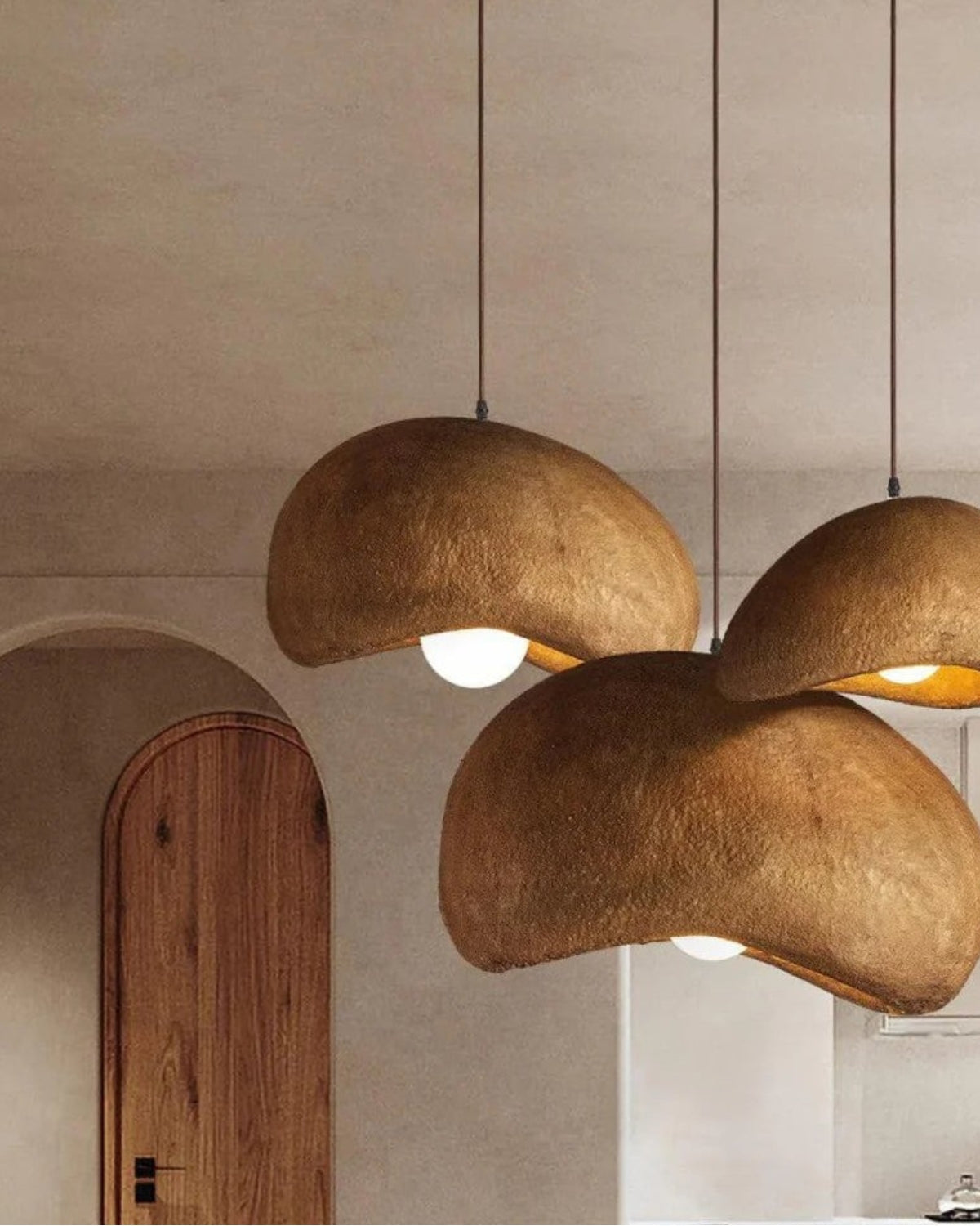 Suspension aux textures organiques, tons terreux