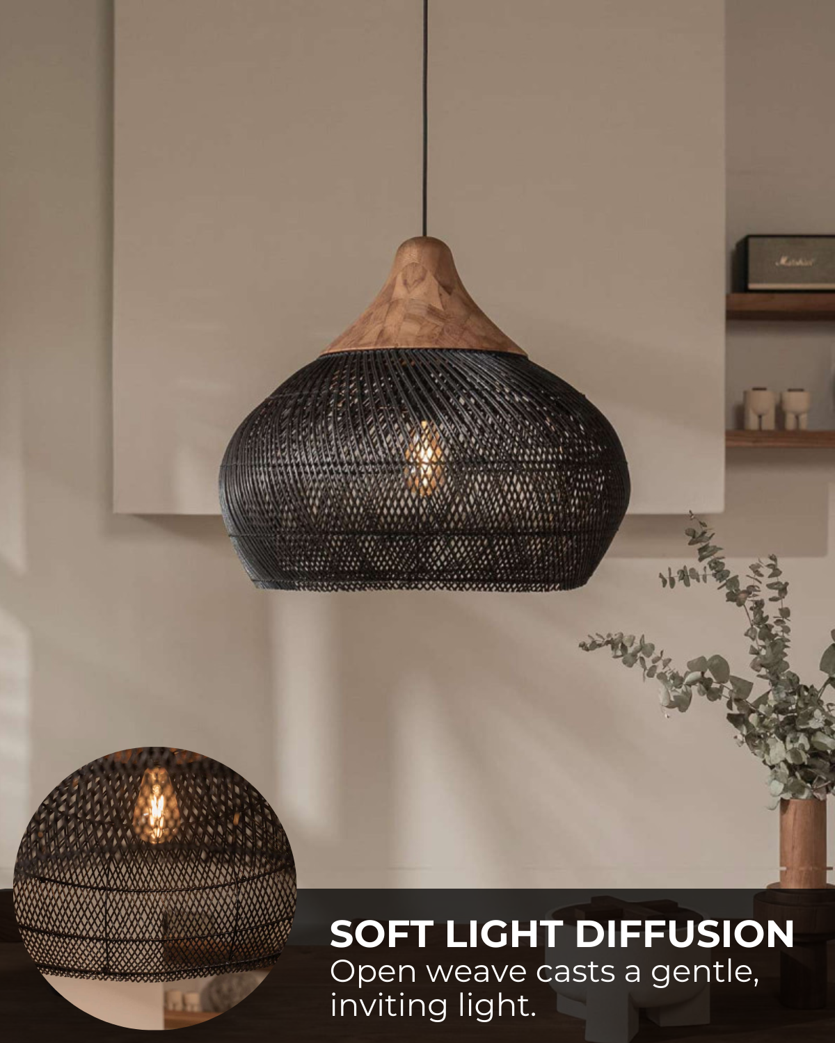 Suspension globe en rotin tressé main et bois
