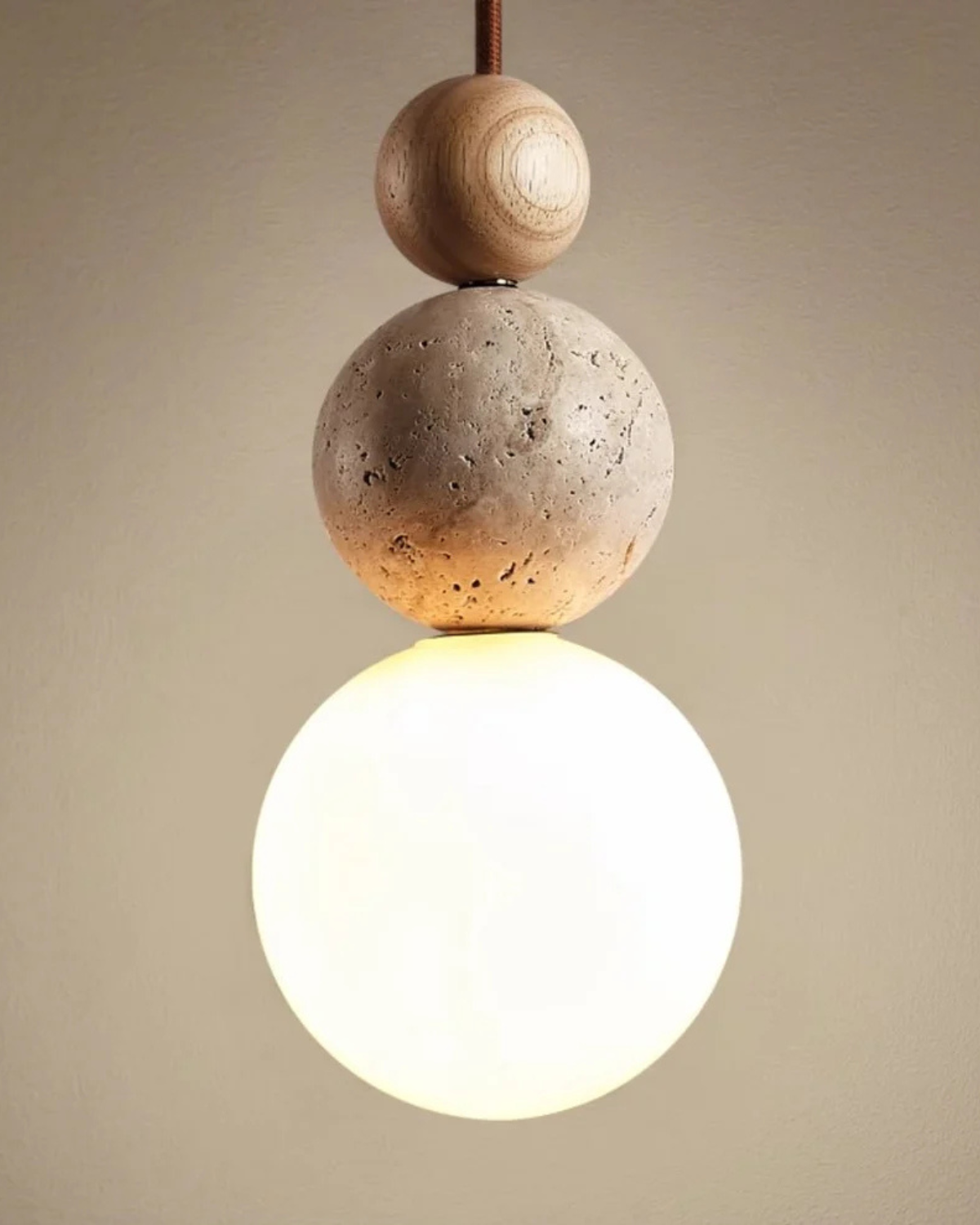 Suspension bois, pierre texturée et sphère de verre
