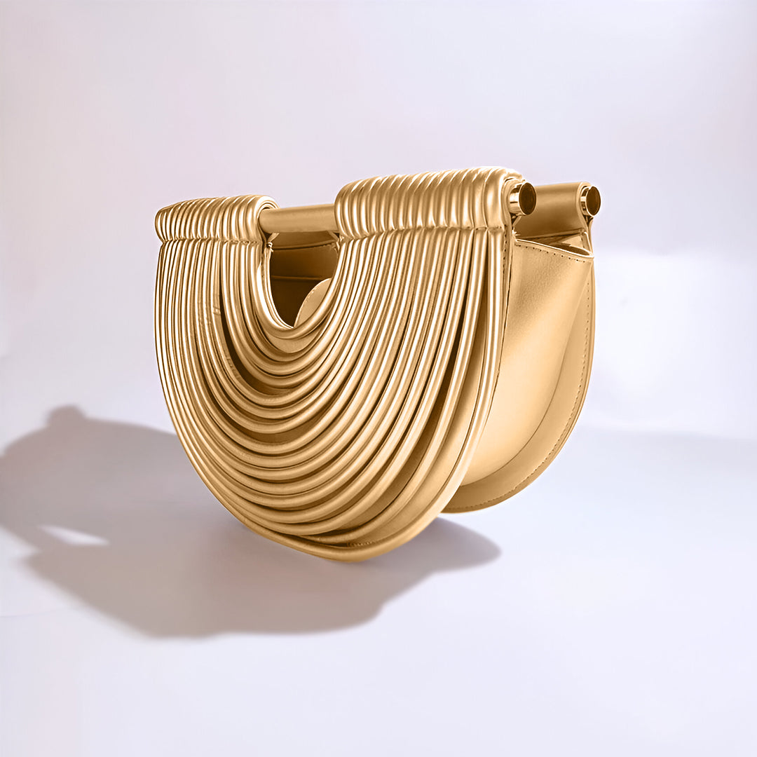 Sac à main demi-lune à finition métallisée dorée