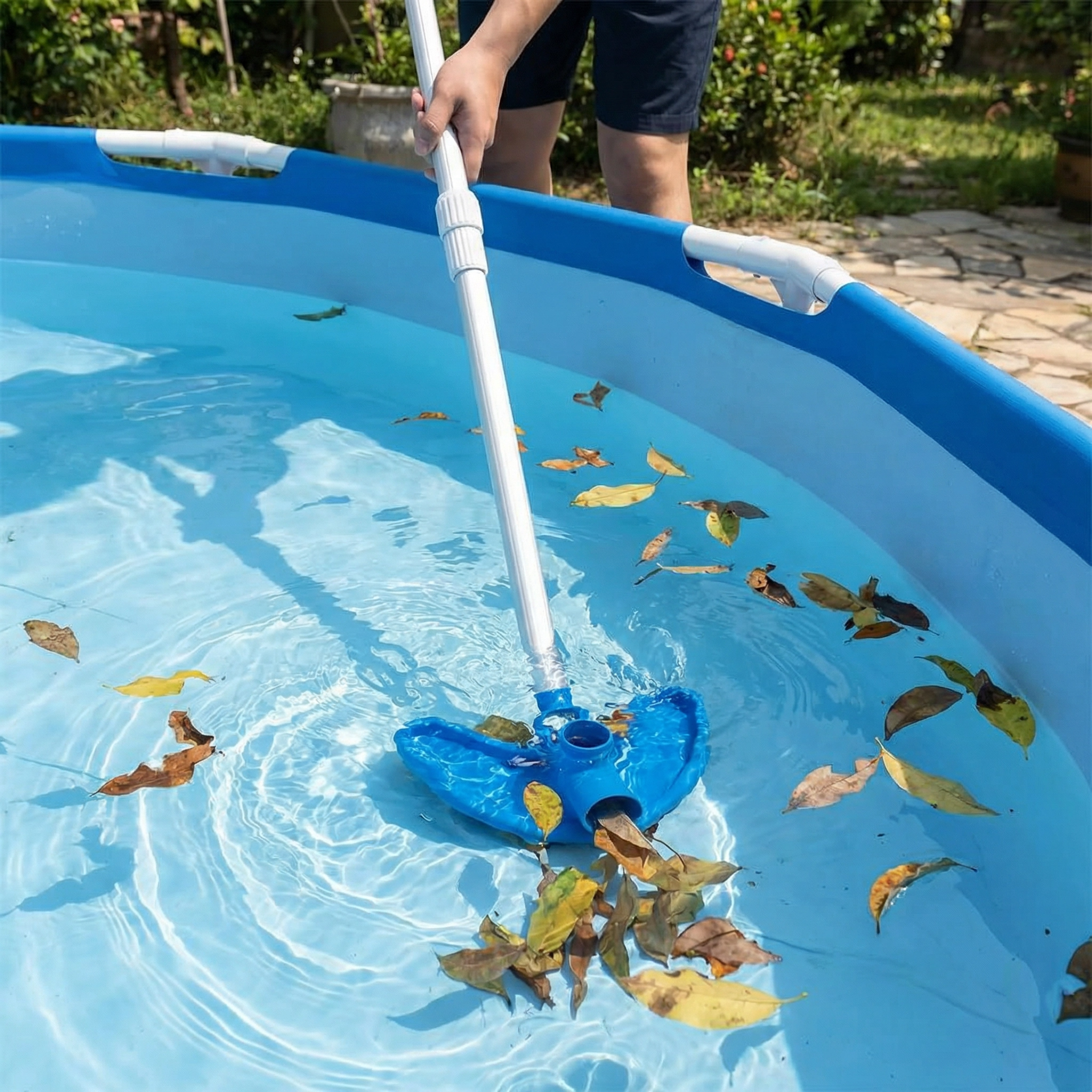 Aspirateur de Piscine Portable en Aluminium | Design Ergonomique pour un Nettoyage Efficace et Élégant 1