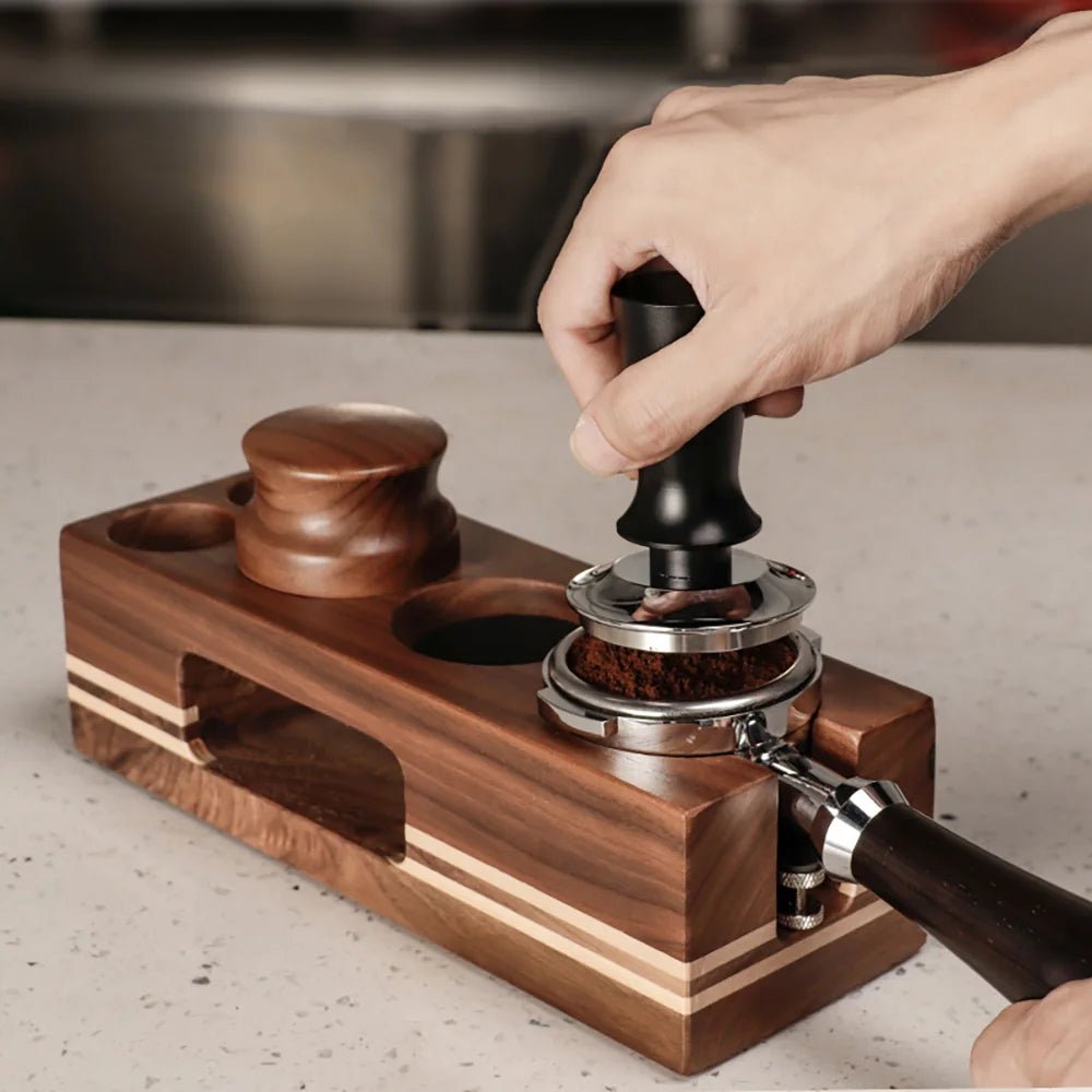 CoffeeCore | Support Doseur en Bois Élegant pour Accessoires Expresso | Organisation Chic pour un Coin Café Raffiné 2