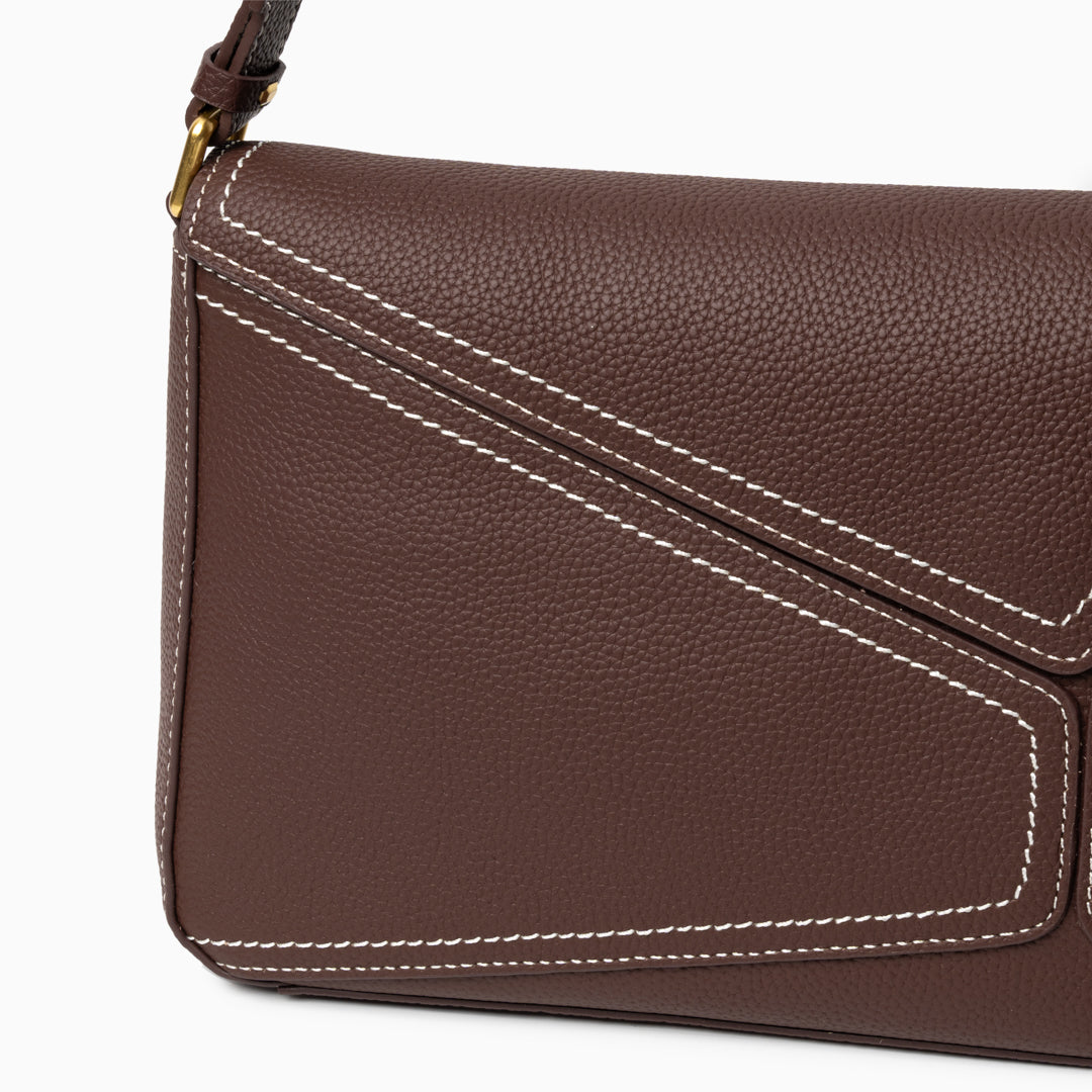 Sac épaule forme coussin en cuir, détails asymétriques