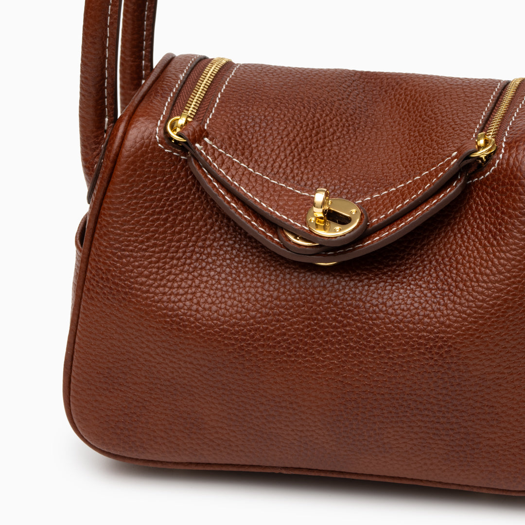 Mini sac porté épaule en cuir à rabat arrondi