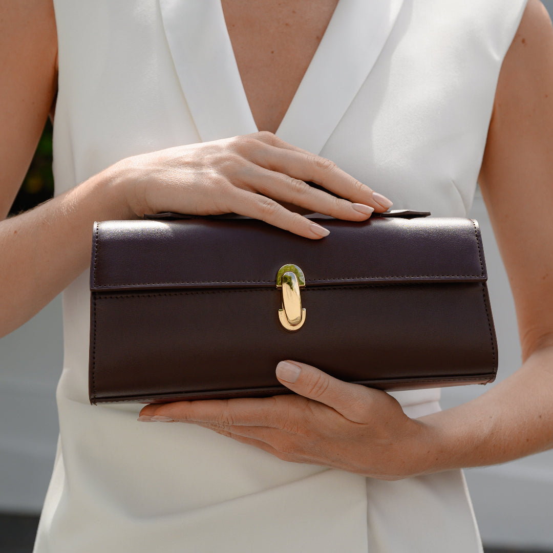 Sac à main long et fin en cuir, fermoir doré