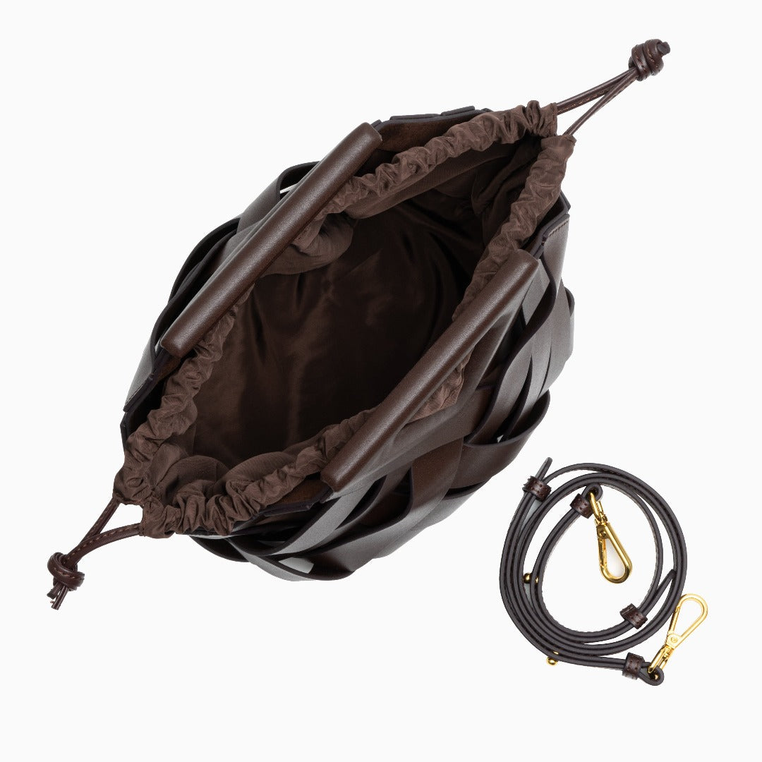 Sac à main tressé à anse triangulaire inversée